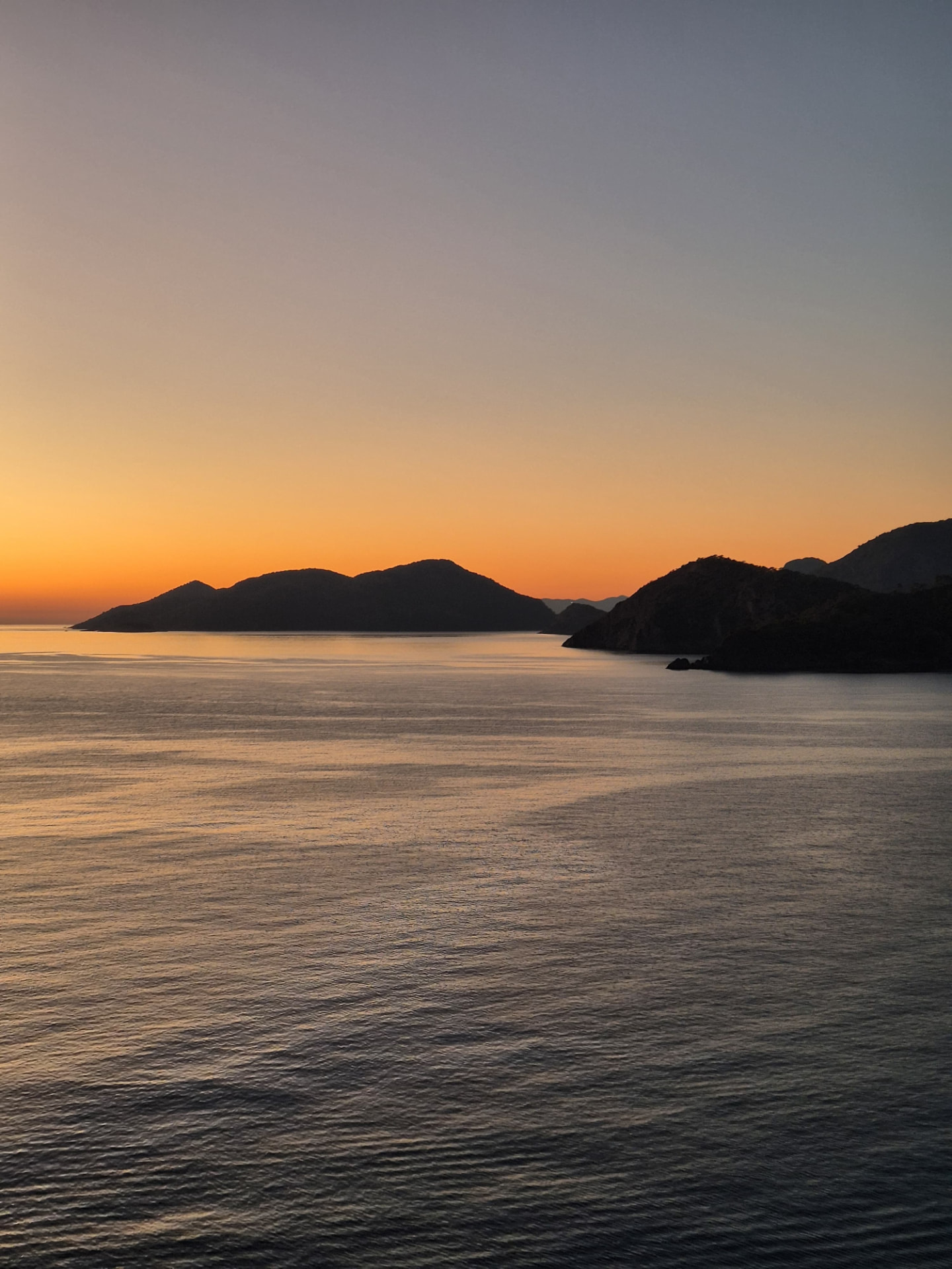 Sonnenuntergang über dem Meer bei Fethiye an der türkischen Ägäis